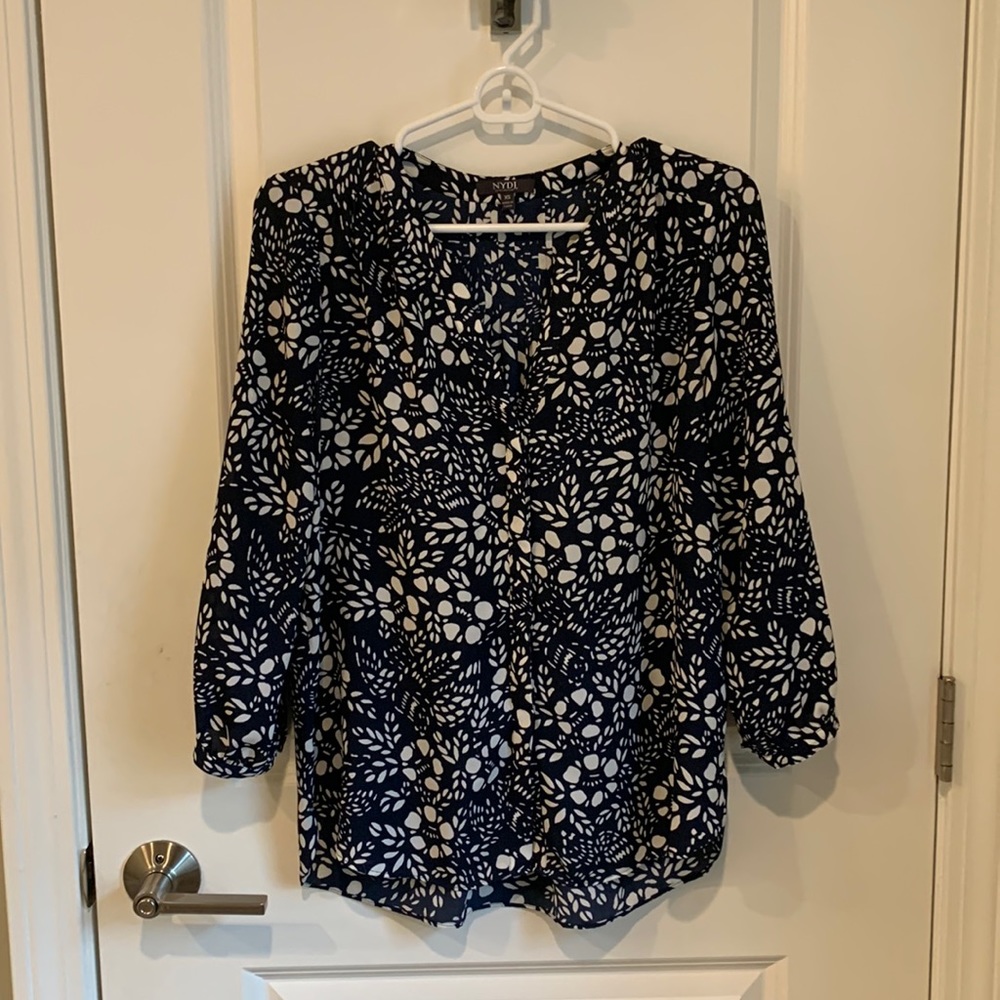 Light and comfortable flowy shirt. Great for work or beach side moments!